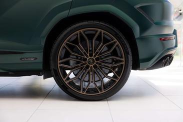 Lamborghini Urus — photo 47