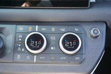 Land Rover Defender 90 S 3.0 D200 — photo 17