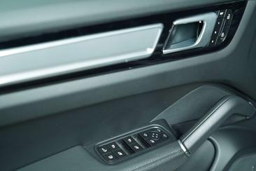 Porsche Cayenne III E-Hybrid Platinum Edition — photo 17