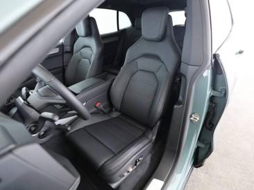 Porsche Cayenne E4 Electric — photo 9