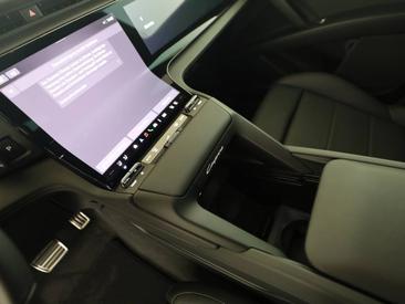 Porsche Cayenne E4 Electric — photo 14