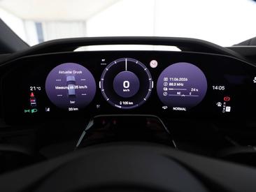 Porsche Cayenne E4 Electric — photo 17