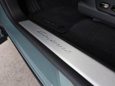 Porsche Cayenne E4 Electric — photo 18