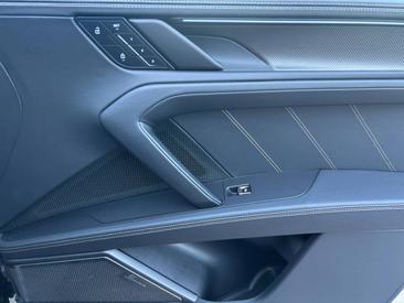 Porsche Cayenne E4 Turbo Electric — photo 26