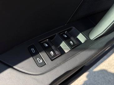 Porsche Cayenne E4 Turbo Electric — photo 17