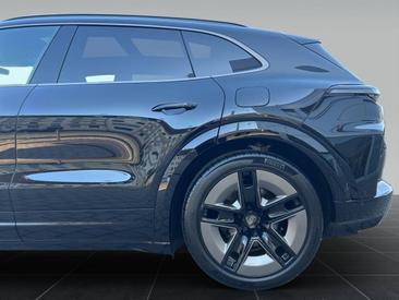 Porsche Cayenne E4 Turbo Electric — photo 37
