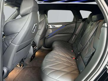 BMW XM 50e — photo 9