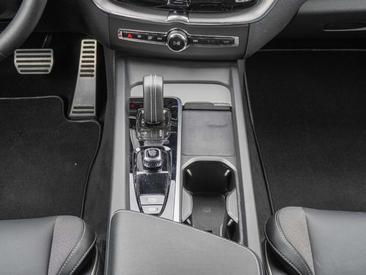 Volvo XC60 B4 R-Design — photo 9