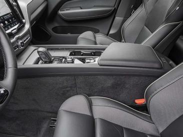 Volvo XC60 B4 R-Design — photo 11