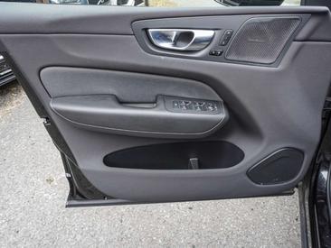 Volvo XC60 B4 R-Design — photo 13
