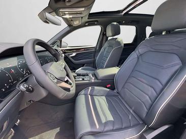 Volkswagen Touareg R-Line — photo 12
