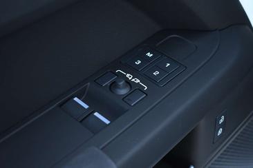 Land Rover Defender 110 D250 3.0 SE — photo 10