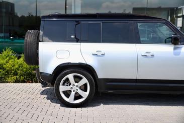 Land Rover Defender 110 P400e — photo 7