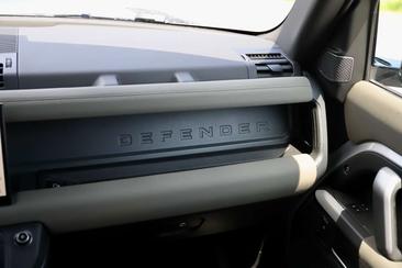 Land Rover Defender 110 P400e — photo 24