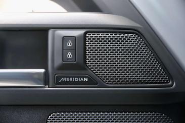 Land Rover Defender 110 P400e — photo 26