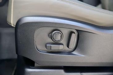 Land Rover Defender 110 P400e — photo 29