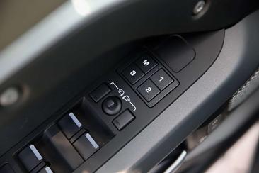 Land Rover Defender 110 P400e — photo 30