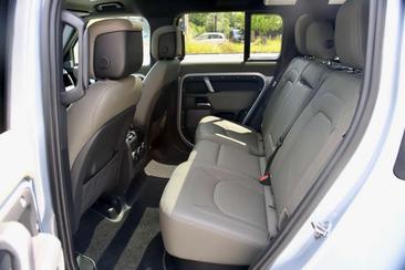 Land Rover Defender 110 P400e — photo 32