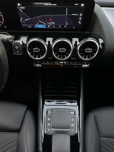 Mercedes GLA 180 — photo 11