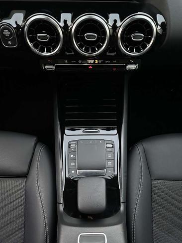 Mercedes GLA 180 — photo 12