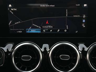 Mercedes GLA 180 — photo 13