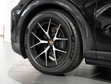 Porsche Cayenne E4 Electric — photo 13