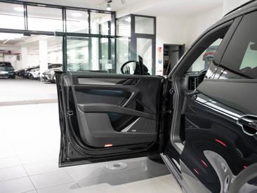 Porsche Cayenne E4 Electric — photo 15