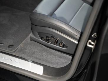 Porsche Cayenne E4 Electric — photo 18