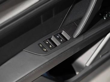 Porsche Cayenne E4 Electric — photo 19