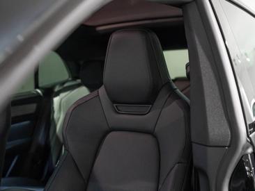 Porsche Cayenne E4 Electric — photo 22
