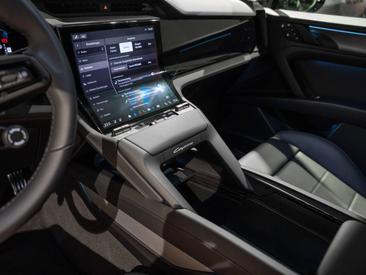 Porsche Cayenne E4 Electric — photo 28
