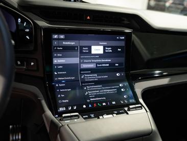 Porsche Cayenne E4 Electric — photo 32