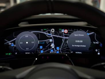 Porsche Cayenne E4 Electric — photo 35