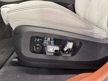 BMW XM 50e — photo 10