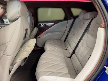 BMW XM 50e — photo 11