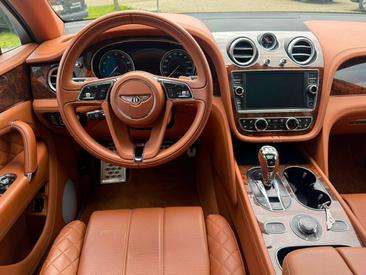 Bentley Bentayga V8 — photo 10