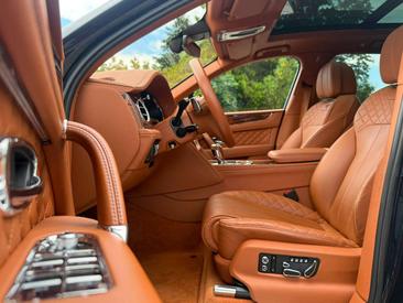 Bentley Bentayga V8 — photo 12