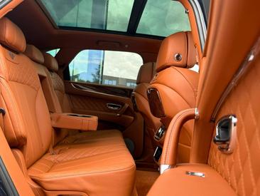Bentley Bentayga V8 — photo 15