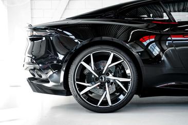 Aston Martin DBS 5.2 V12 Superleggera — photo 13