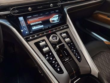 Aston Martin DB12 Coupé — photo 12