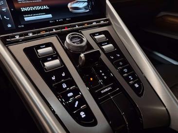 Aston Martin DB12 Coupé — photo 13