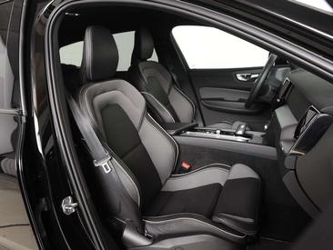 Volvo XC60 B4 R-Design — photo 10