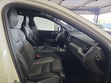 Volvo XC60 B5 R-Design — photo 11