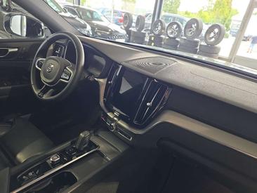 Volvo XC60 B5 R-Design — photo 12
