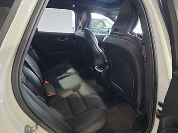 Volvo XC60 B5 R-Design — photo 13