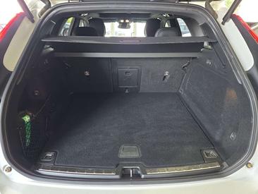 Volvo XC60 B5 R-Design — photo 14