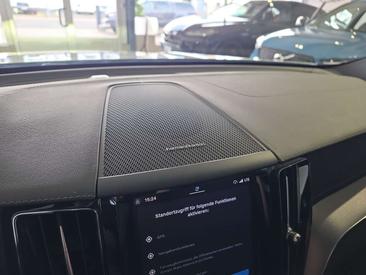 Volvo XC60 B5 R-Design — photo 19