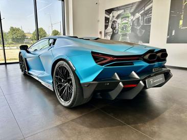 Lamborghini Revuelto — photo 6