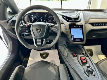 Lamborghini Revuelto — photo 10