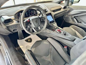 Lamborghini Revuelto — photo 11